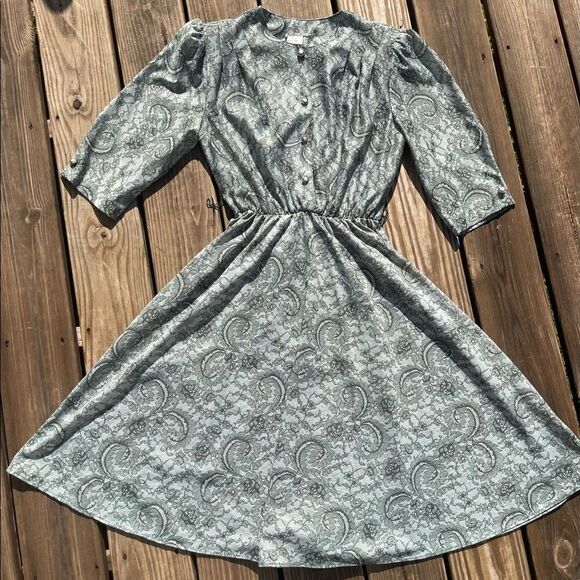 not sure ? Dresses & Skirts - Vintage dress green paisley print